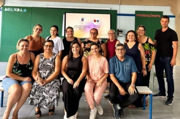 Diretoria da Mulher e Diretoria de Saúde promovem bate-papo sobre gravidez precoce com alunas da Escola Estadual Anselmo Bertoncini.