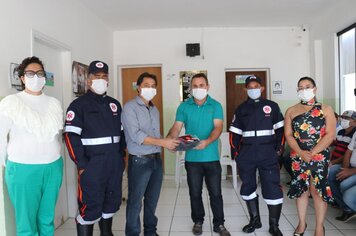 Prefeitura entrega uniformes a motoristas da saúde
