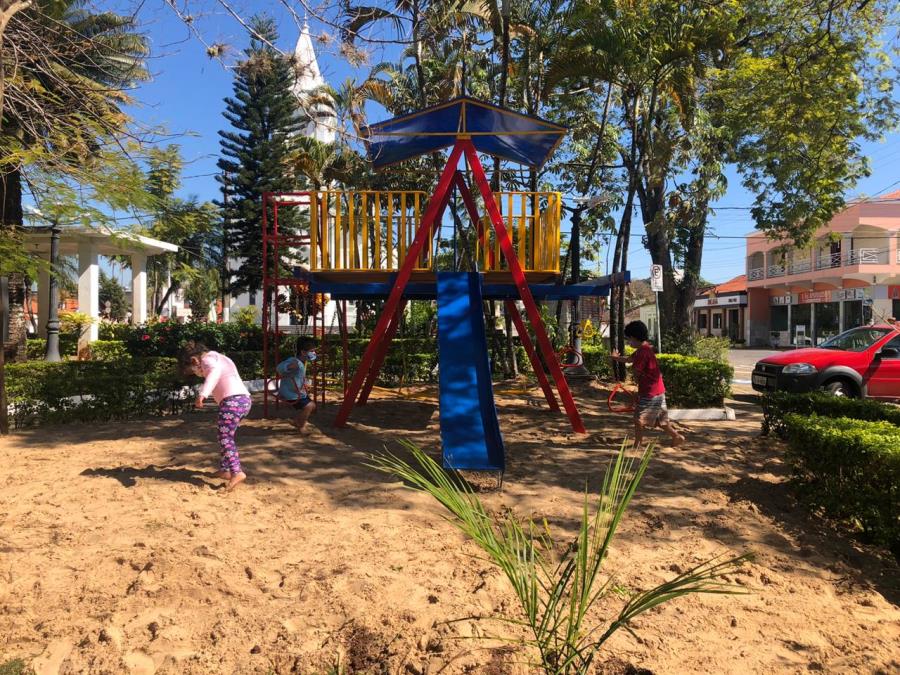 Prefeitura instala parquinho infantil na praça central de Bofete